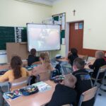 Uczniowie oglądają film.
