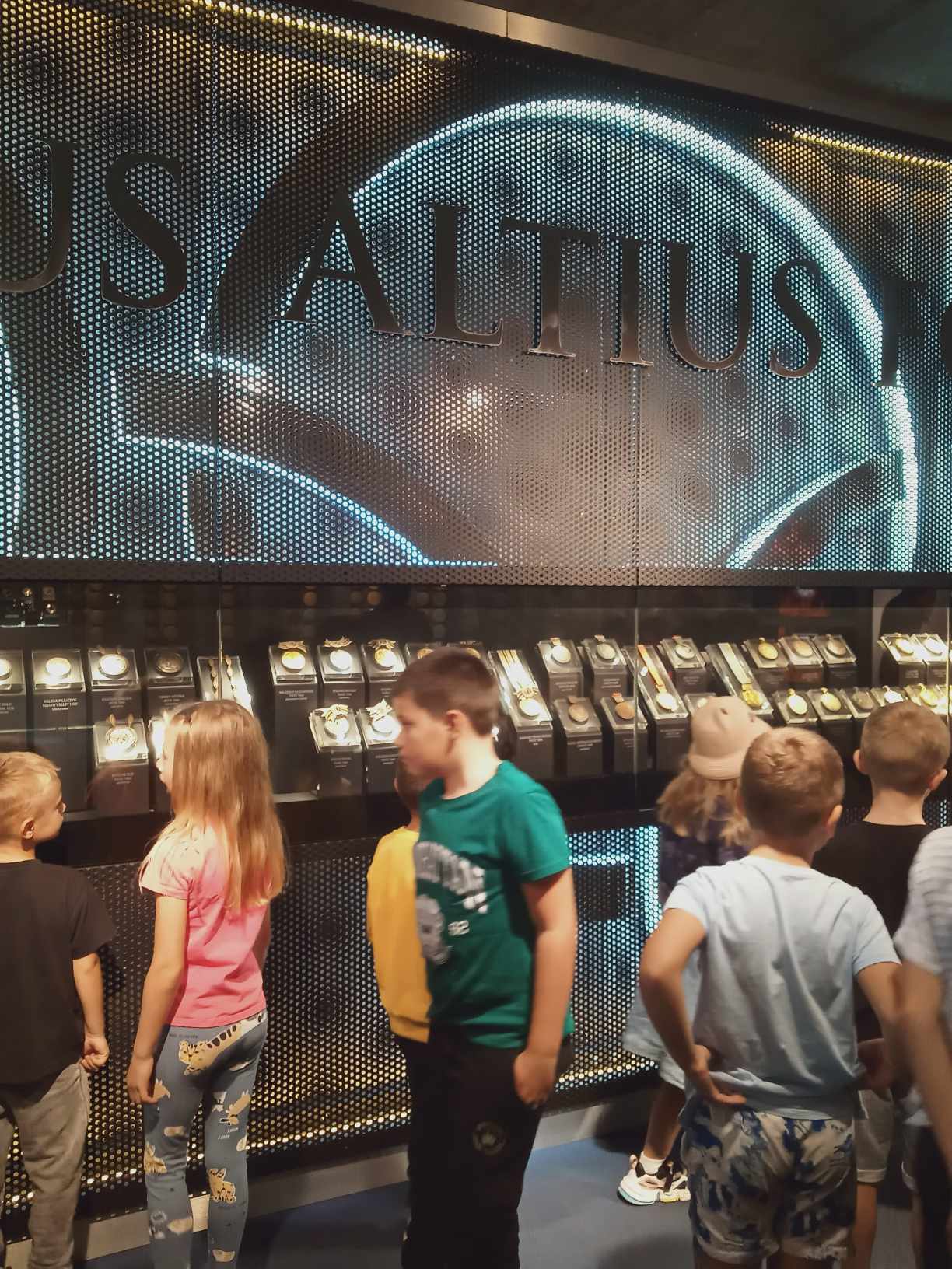 Uczniowie oglądają wystawę w muzeum.