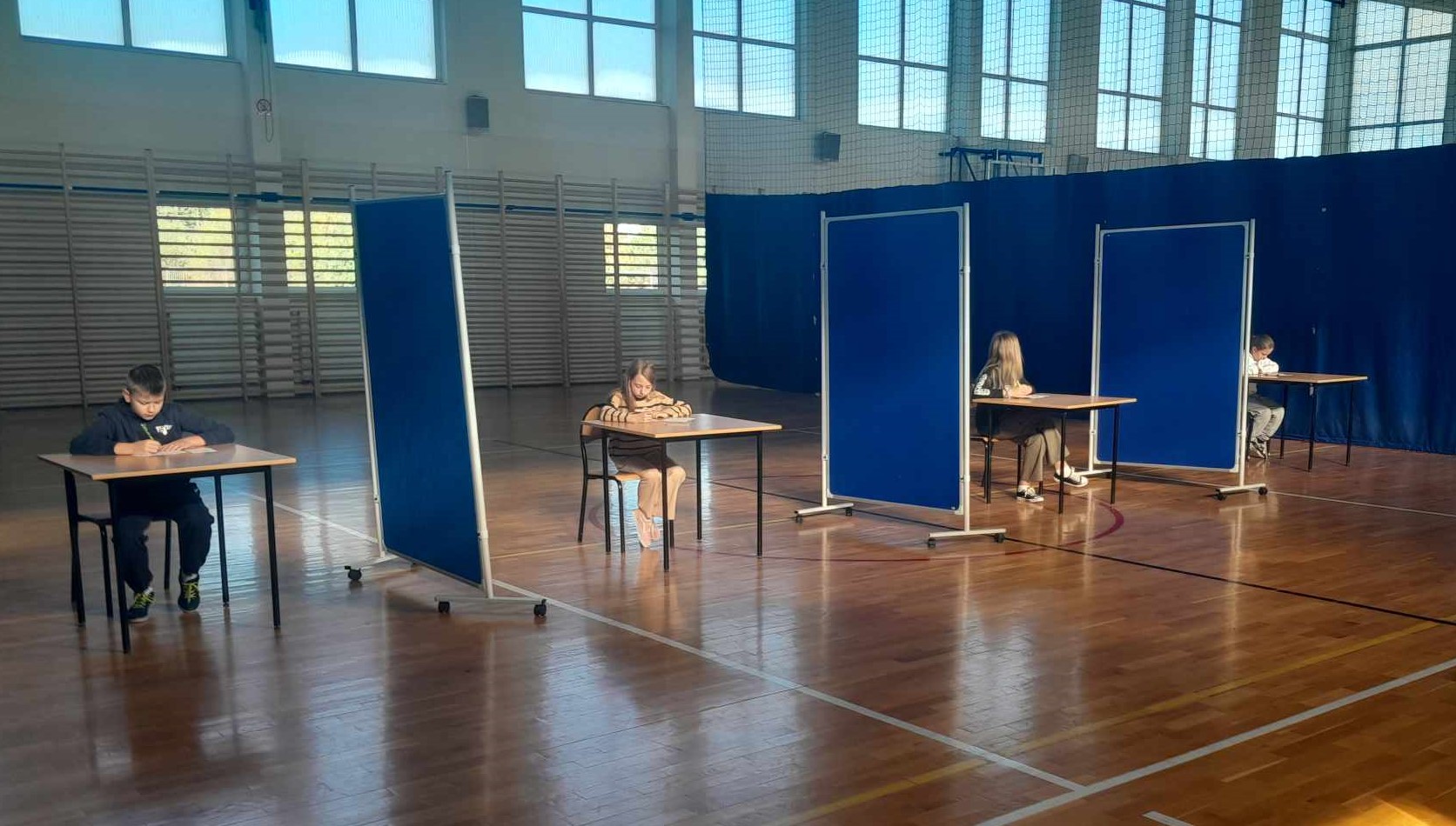 Uczniowie uczestniczą w wyborach szkolnych.
