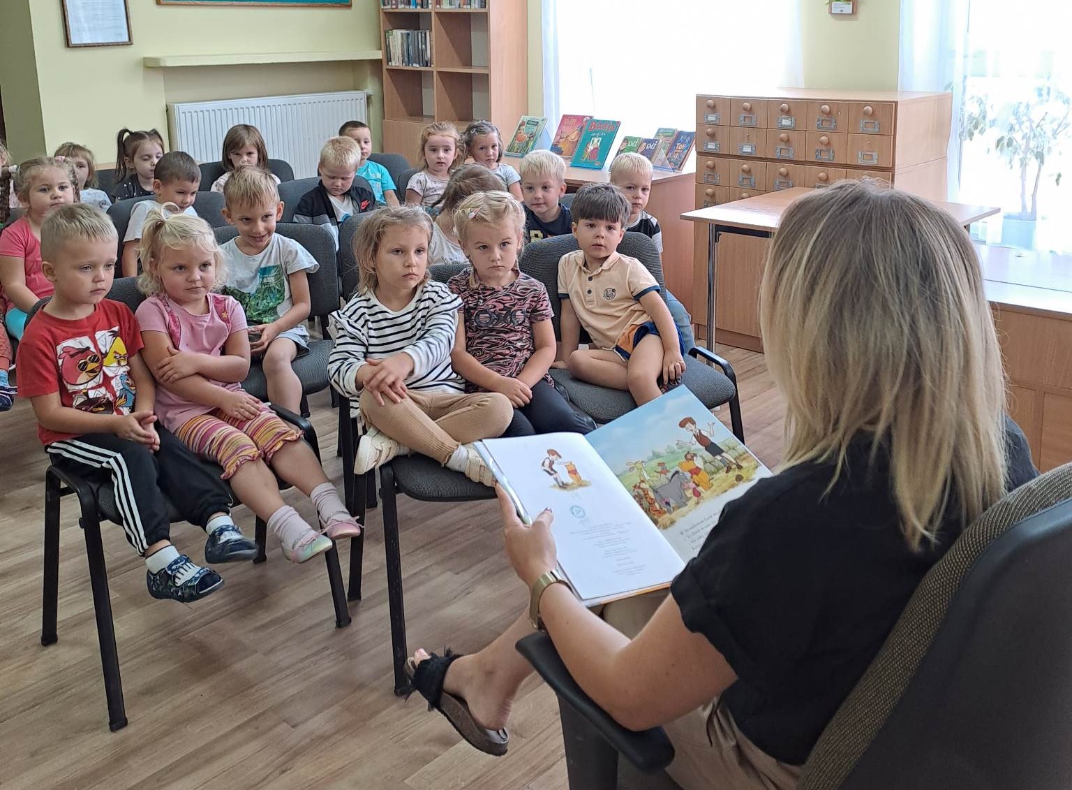 Dzieci słuchają czytania.