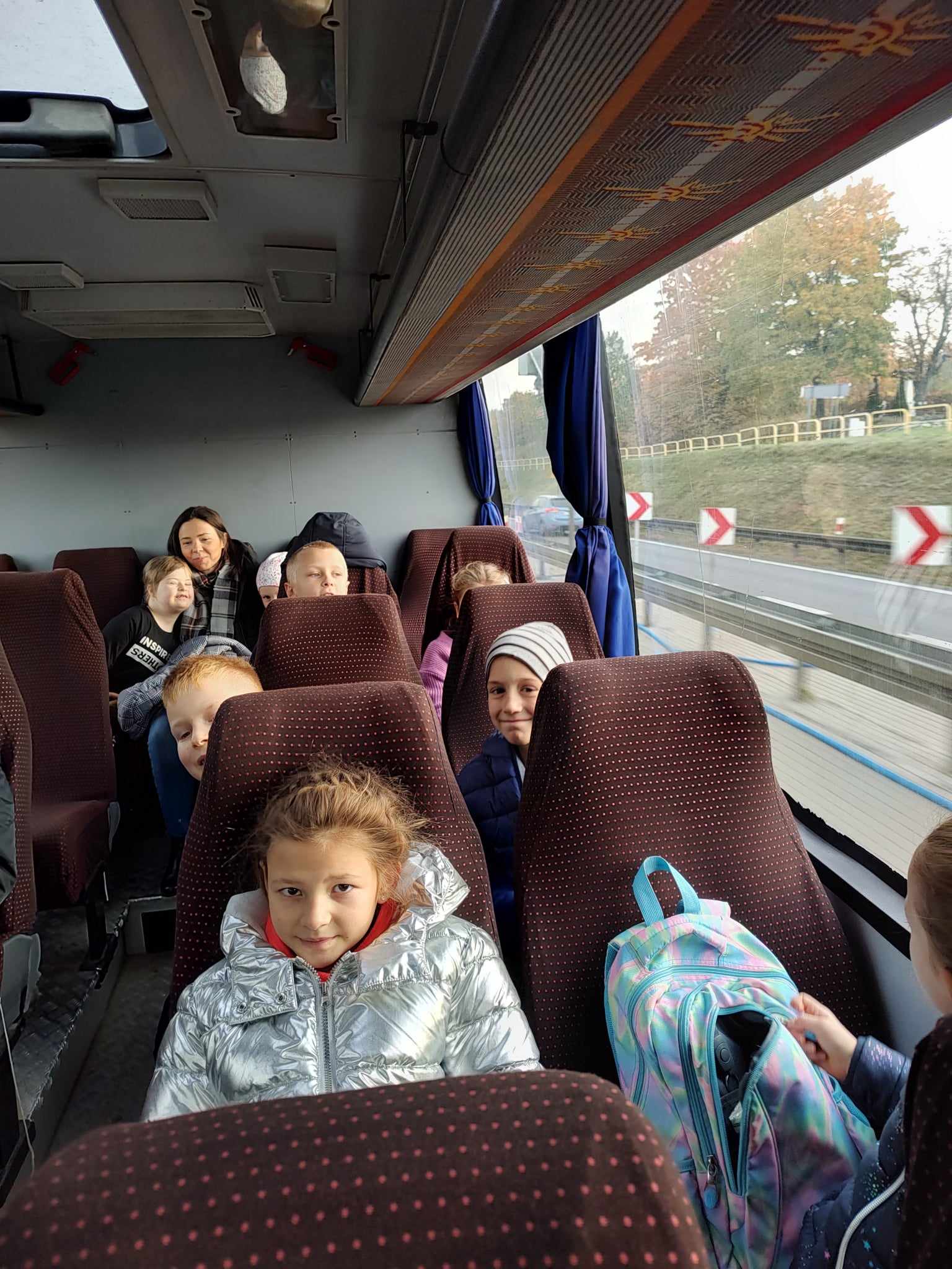 Dzieci jada autobusem.